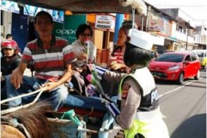 Hari Ibu, Polwan Kuningan Bagikan Bunga  